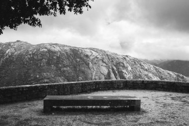 Tezgah granit hill önünde
