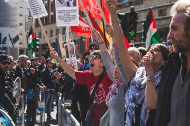 Yahudi Tugayı'na karşı çıkan Filistin yanlısı göstericiler