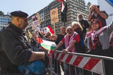 Yahudi Tugayı'na karşı çıkan Filistin yanlısı göstericiler
