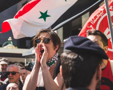 Yahudi Tugayı'na karşı çıkan Filistin yanlısı göstericiler