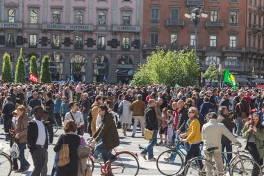 İnsanlar Milano, İtalya'da Kurtuluş Günü geçit törenine katılmak