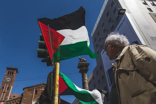 2016年意大利米兰解放日游行的巴勒斯坦国旗 — 图库照片