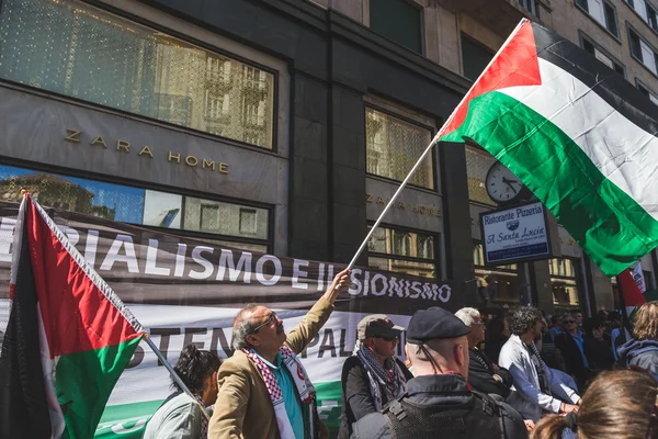 Pro-palästinensische Demonstranten im Kampf gegen die jüdische Brigade — Stockfoto