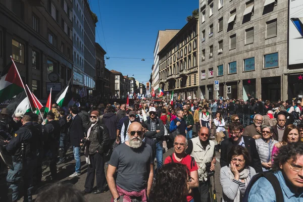Люди принимают участие в параде в честь Дня освобождения в Милане, Италия — стоковое фото