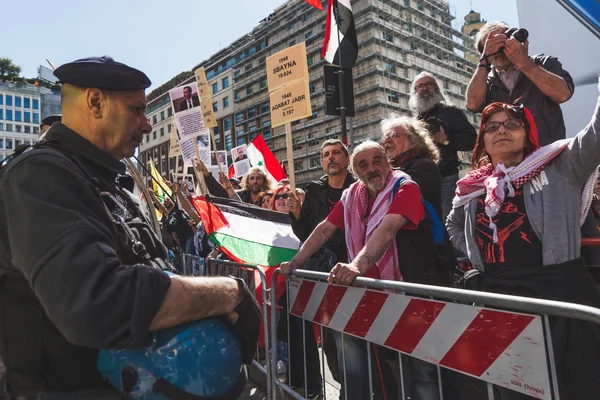Manifestanti filo-palestinesi che contestano la Brigata ebraica — Foto Stock