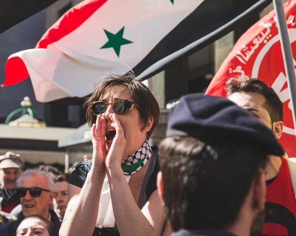 Pro-palästinensische Demonstranten im Kampf gegen die jüdische Brigade — Stockfoto