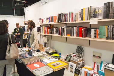 İtalya Milano'da mia 2016'da sergilenen kitaplar
