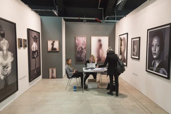 Pessoas que visitam o MIA 2016 em Milão, Itália — Fotografia de Stock