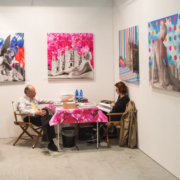 Espositori nel loro stand al MIA 2016 di Milano — Foto Stock