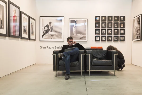 Exhibitor in his stand at MIA 2016 in Milan, Italy — Stock Photo, Image