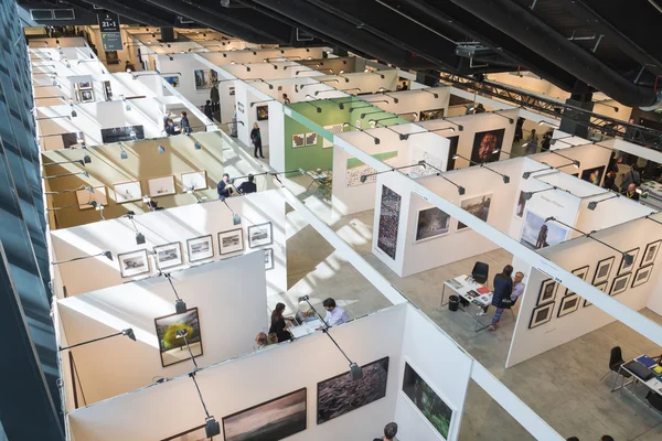 Vista dall'alto di persone e stand al MIA 2016 a Milano — Foto Stock