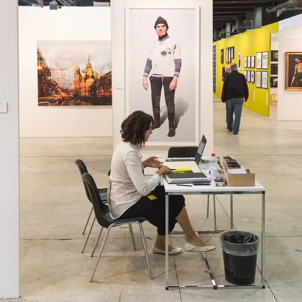 Exhibitor in her stand at MIA 2016 in Milan, Italy — Stock Photo, Image