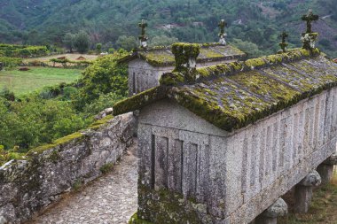 Soajo' daki tipik taş tahıl ambarları, Portekiz