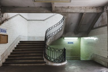 Eski bir binanın içindeki merdiven