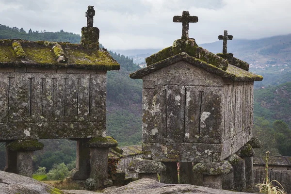 Soajo' daki tipik taş tahıl ambarları, Portekiz