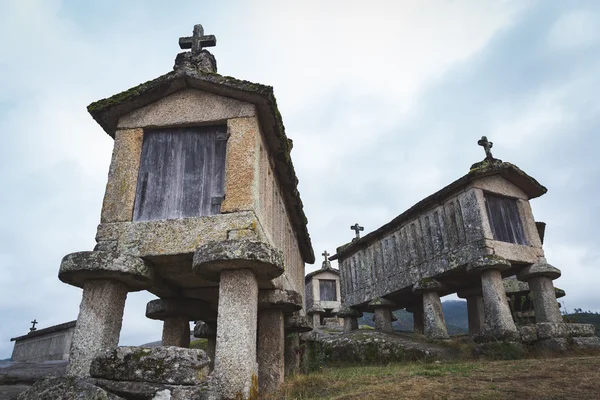 Soajo' daki tipik taş tahıl ambarları, Portekiz