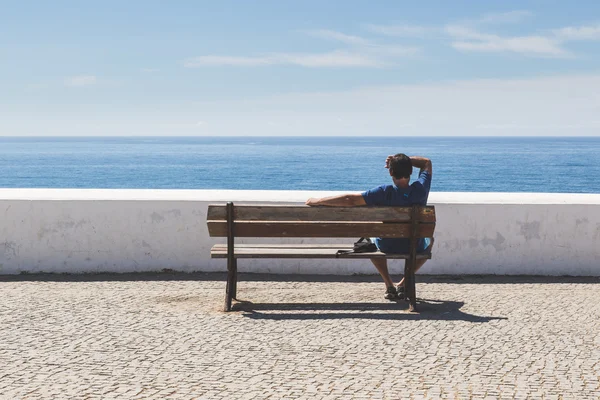Hombre sentado frente al Océano Atlántico — Foto de Stock