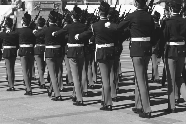 Teulie Askeri Okulu öğrencileri Milano, İtalya