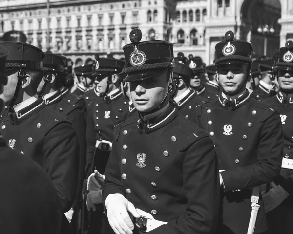 Kadeti z vojenských škol v Miláně v Itálii — Stock fotografie