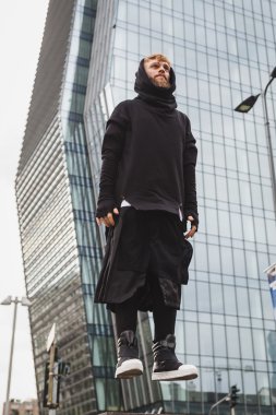 Şık sakallı adam sokakta levitating