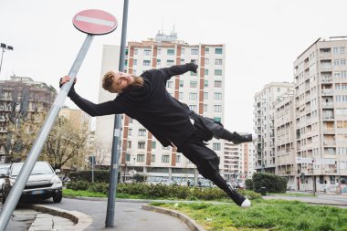 Şık sakallı adam sokakta atlama