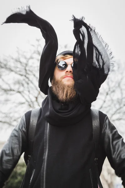 Homme barbu élégant posant dans la rue — Photo