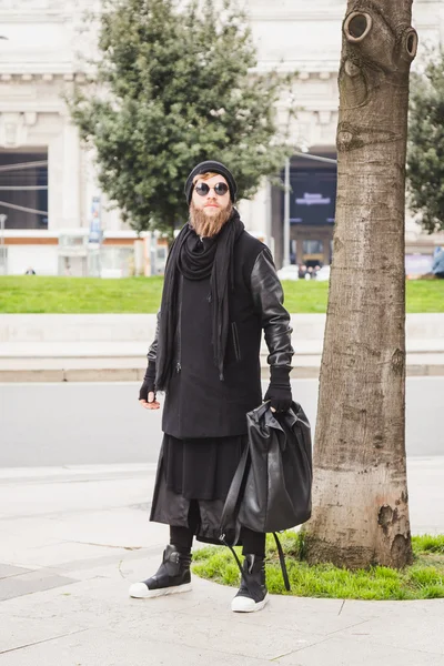 Homme barbu élégant posant dans la rue — Photo