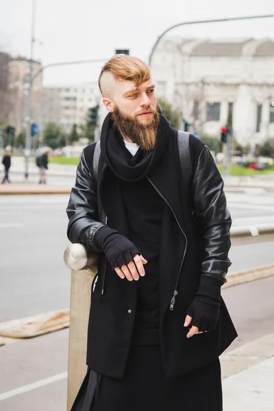 Stylischer bärtiger Mann posiert auf der Straße — Stockfoto