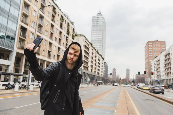 Elegante hombre barbudo tomando una selfie — Foto de Stock