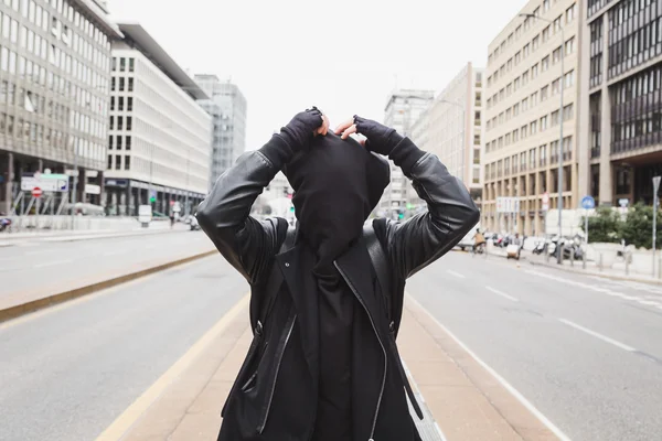 Stylischer bärtiger Mann posiert auf der Straße — Stockfoto