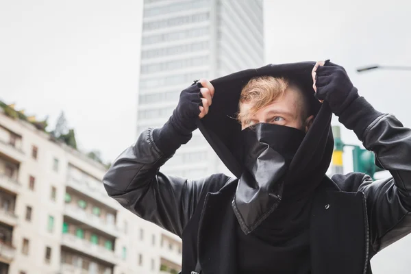 Homme barbu élégant posant dans la rue — Photo