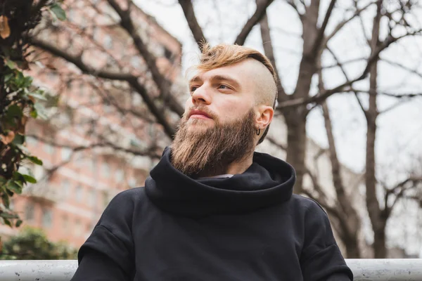 Elegante hombre barbudo posando en la calle — Foto de Stock