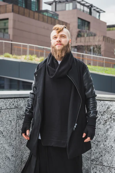 Стильный бородатый мужчина позирует на улице — стоковое фото
