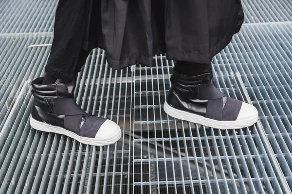 Detalhe de sapatos de um homem posando na rua — Fotografia de Stock