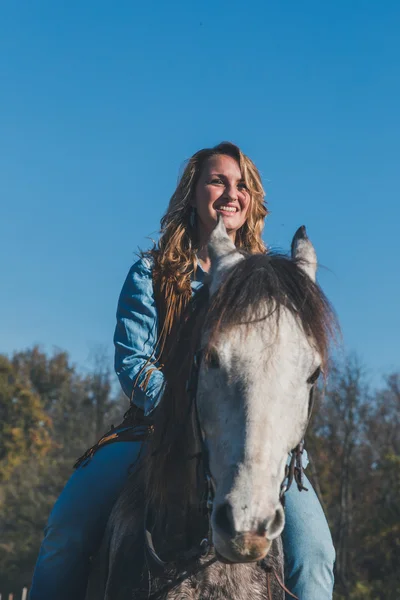Söt flicka Rider hennes grå häst — Stockfoto
