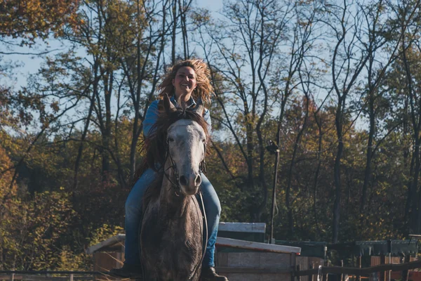 Pretty girl riding her grey horse — Stock Photo, Image