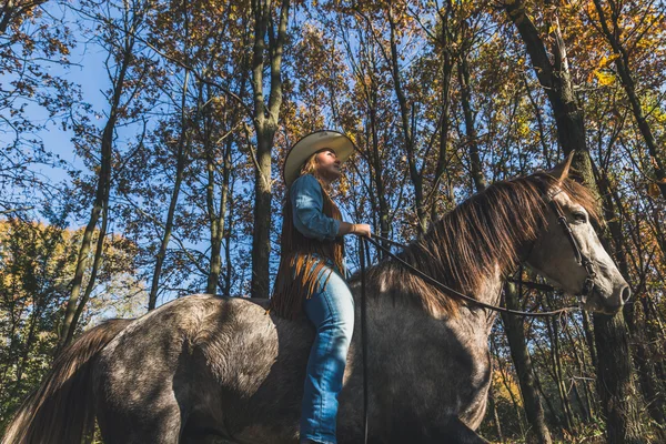 Pretty girl riding her grey horse — Stock Photo, Image