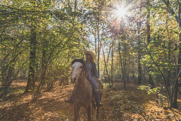 Pretty girl riding her grey horse — Stock Photo, Image