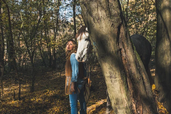 Όμορφο κορίτσι στέκεται από γκρίζο άλογο — Φωτογραφία Αρχείου