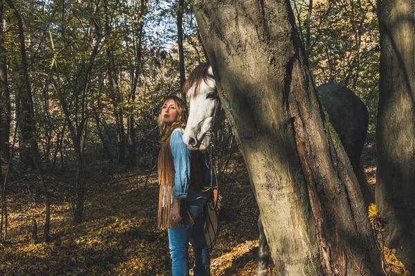 Menina bonita em pé por seu cavalo cinza — Fotografia de Stock