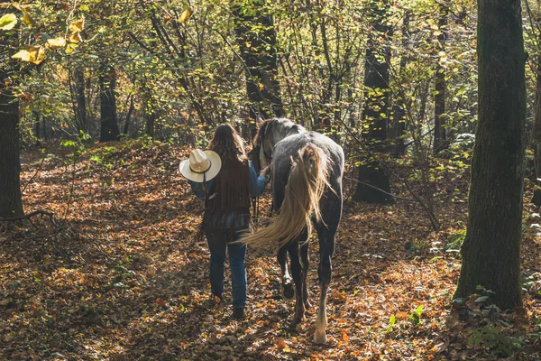 Menina bonita em pé por seu cavalo cinza — Fotografia de Stock