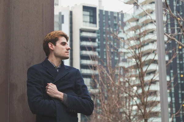 Joven posando en las calles de la ciudad — Foto de Stock