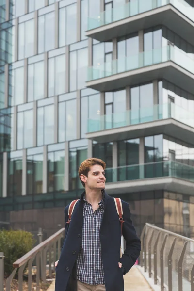 Jeune homme posant dans les rues de la ville — Photo