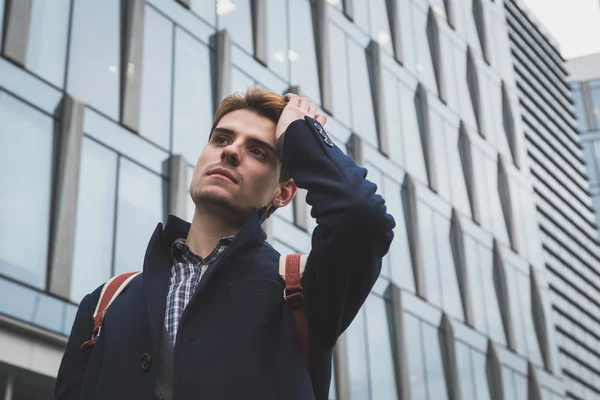 Jonge man die zich voordeed in de straten van de stad — Stockfoto