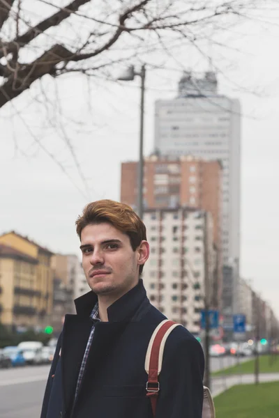 Joven posando en las calles de la ciudad — Foto de Stock