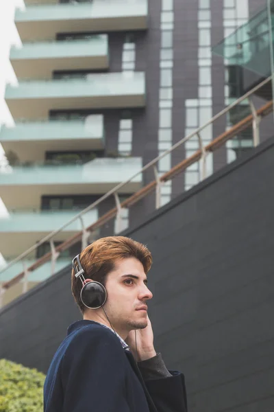 Giovane che ascolta musica per le strade della città — Foto Stock