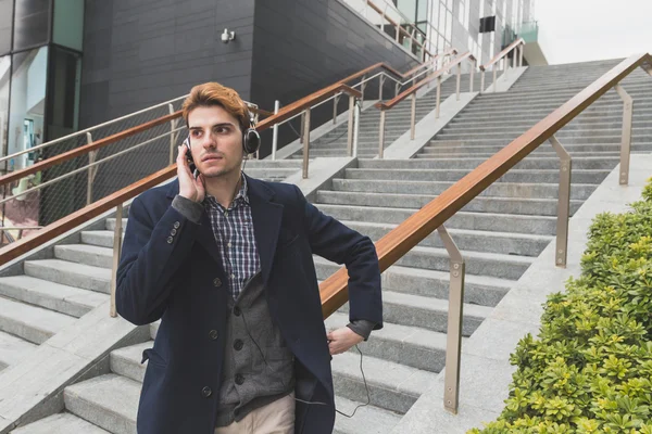 Jeune homme posant dans les rues de la ville — Photo