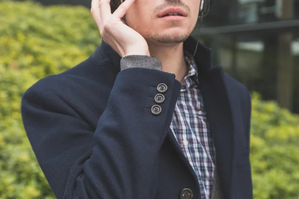 Detalj av en man lyssnar på musik — Stockfoto