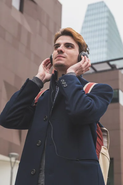 Giovane che ascolta musica per le strade della città — Foto Stock