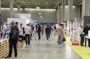 Milano, İtalya'daki Tecnology Hub'ı ziyaret eden kişiler